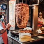 Le guide ultime de la viande kebab : histoire, variétés, accompagnements et astuces de préparation
