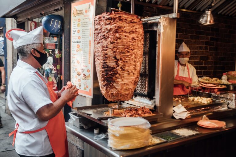 Le guide ultime de la viande kebab : histoire, variétés, accompagnements et astuces de préparation